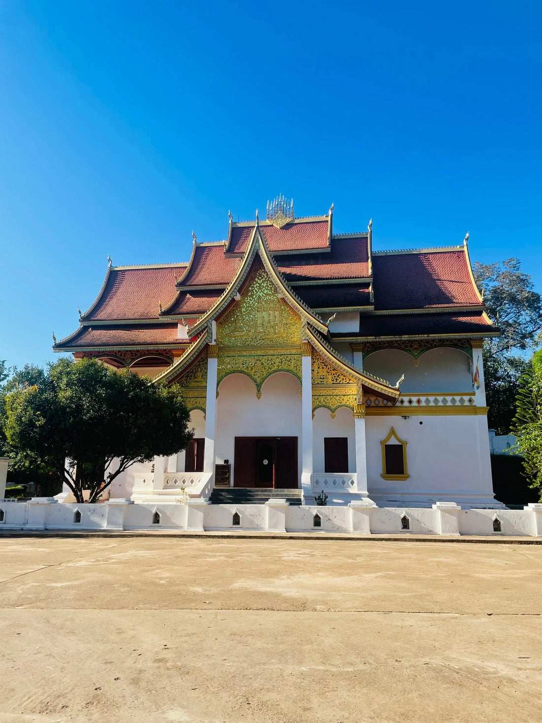 🌿 Wat Pha O Buddhist School — A Serene Stop on the Way to Pak Ou 🛕